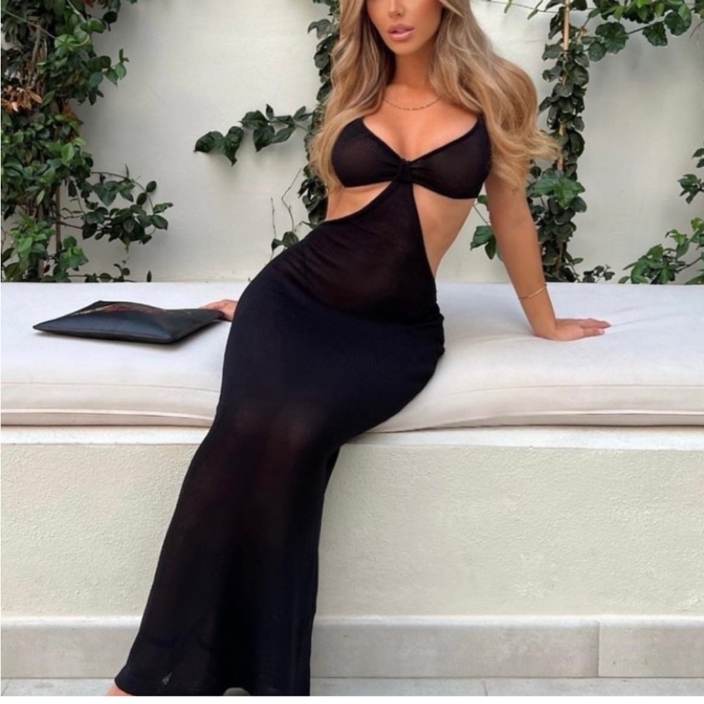 black dress, an excellent option for the beach or the night.